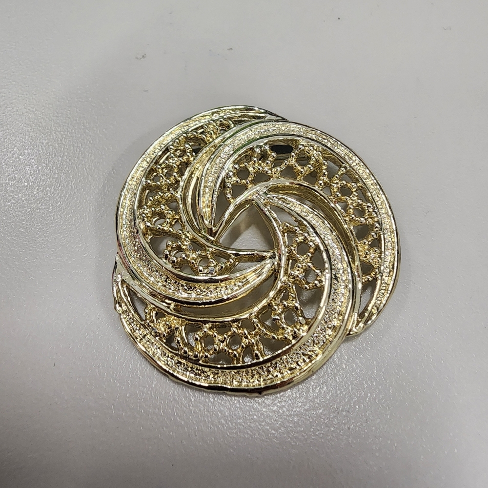 Vintage Signed Gerry's Gold Tone Swirl Brooch Pin Filigree Openwork Knot MCM